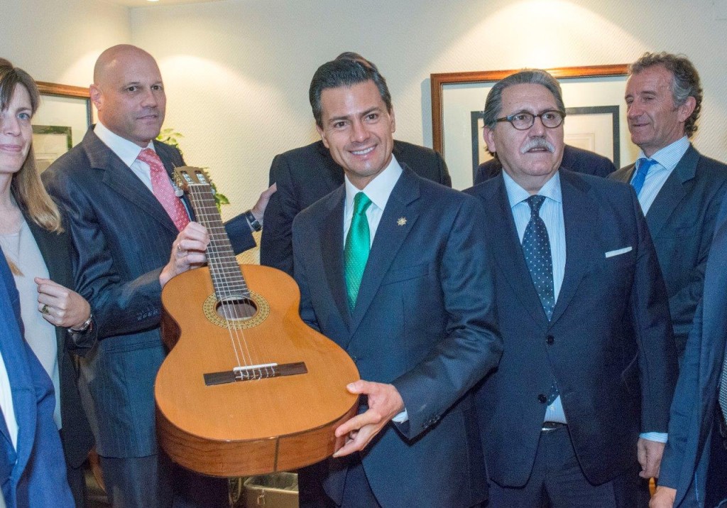 Manuel Rodríguez III haciendo entrega de una guitara MR a D. Enrique Peña Nieto