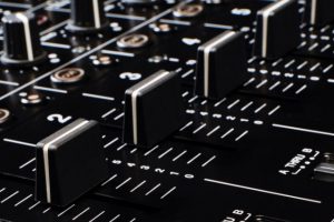 ¿Cuáles son las características de la mesa de mezclas DJM-V10 de Pioneer DJ?