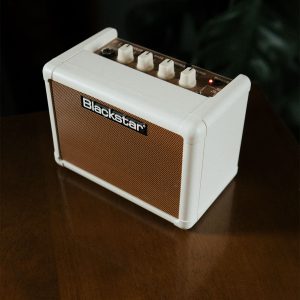 ¿Qué características tiene el amplificador FLY Acoustic de Blackstar?