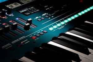 ¿Cuáles son las características del teclado sintetizador OPSIX de KORG?